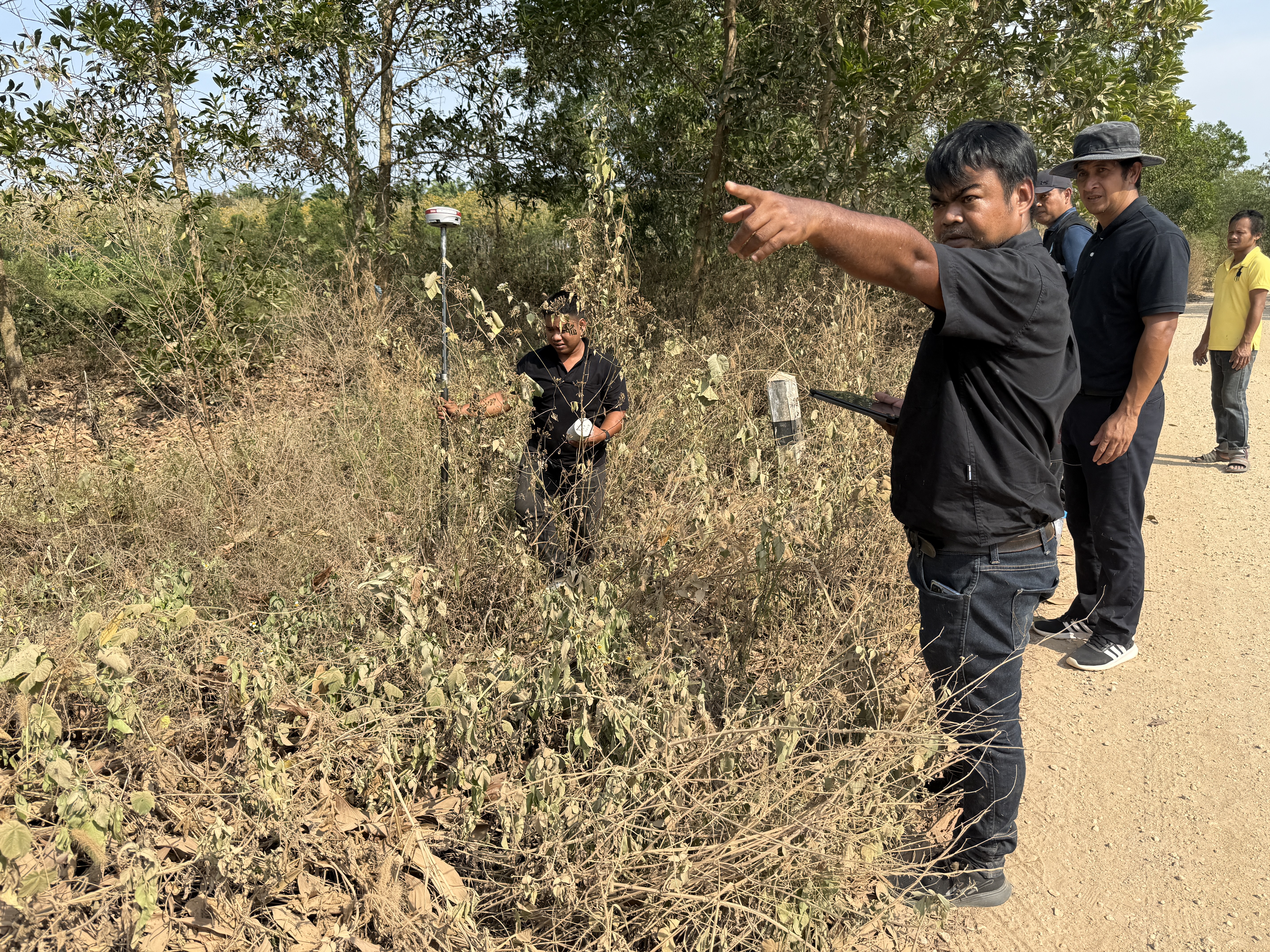 title - วันจันทร์ที่ 19 มกราคม 2569 นายนิกร ไพริน ปฏิรูปที่ดินจังหวัดชุมพร มอบหมายให้ นายพิษณุ บุญแนบ ผู้อำนวยการกลุ่มงานช่างและแผนที่ พร้อมด้วย เจ้าหน้าที่ ส.ป.ก.ชุมพร ลงพื้นดำเนินการรังวัดที่ดิน 